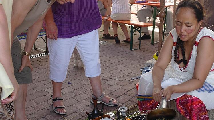 Bei wahrlich afrikanischen Temperaturen erlebten die Besucher im vergangenen Jahr eine äthiopische Kaffeezeremonie. Foto: Steffi Elm/Archiv