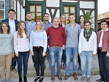 Birgit Erb (rechts) und Steffen Vogel, MdL (hinten links) gratulierten der neu gew&auml;hlten Vorstandschaft (von links) Lena Ziegler, Juliane Demar, Annabell Helbling, Philipp M&uuml;ller, Philipp Schneider, Janine Schauk und (dahinter) Christopher Roth, Felix R&ouml;ttinger, Franziska Kilian und Simone Dietz.  Foto: Regina Vossenkaul