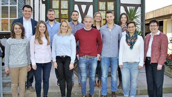 Birgit Erb (rechts) und Steffen Vogel, MdL (hinten links) gratulierten der neu gew&auml;hlten Vorstandschaft (von links) Lena Ziegler, Juliane Demar, Annabell Helbling, Philipp M&uuml;ller, Philipp Schneider, Janine Schauk und (dahinter) Christopher Roth, Felix R&ouml;ttinger, Franziska Kilian und Simone Dietz.  Foto: Regina Vossenkaul