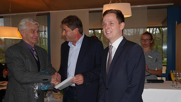 Altbürgermeister Ernst Engelmaier und Gerold Strobel (von links) freuen sich über ein Präsent von Bürgermeister Tobias Ehrlicher. Foto: Nelly Ritz