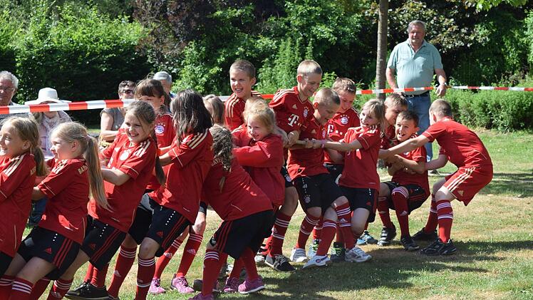 Mit vereinten Kräften bezwingen die Tschernobylkinder die Männer von Team "Bauhof". Foto: Daniela Pondelicek
