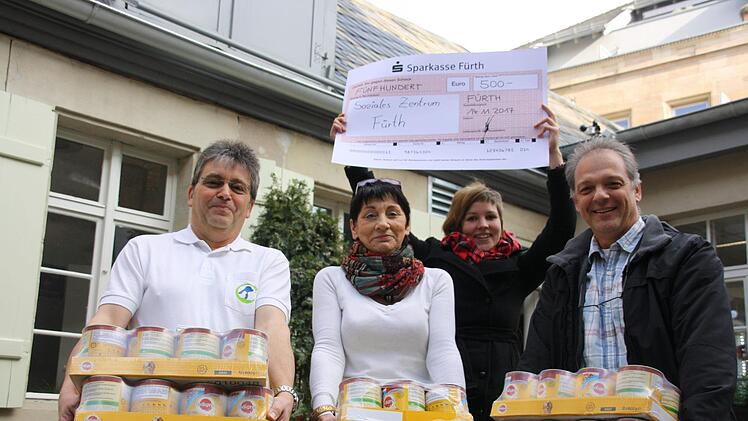 500 Euro fürs Soziale Zentrum mit Wärmestube in Fürth und viele Dosen Hundefutter obendrein: Dr. Günther Pfann (links) und Dr. Michael Fischer (rechts) haben ein erstes Stiftungszeichen gesetzt - sehr zur Freude von Angelika Garbrecht (stellvertretend für den Leiter des Sozialen Zentrums) und Sozialpädagogin Judith Bauer.  Foto: Diana Fuchs