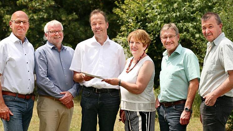 Gruppenfoto bei der Übergabe des Förderbescheides für das Gestaltungskonzept (von links): Gerd Kleinhenz (Bürgermeister Wildflecken), Uwe Schmidt (Umsetzungsmanager Brückenauer Rhönallianz), Joachim Mair (Baudirektor, Amt für Ländliche Entwicklung Unterfranken), Brigitte Meyerdierks (Bürgermeisterin Bad Brückenau), Wilhelm Friedrich (Bürgermeister Zeitlofs), Roland Römmelt (Bürgermeister Riedenberg). Kerstin Junker