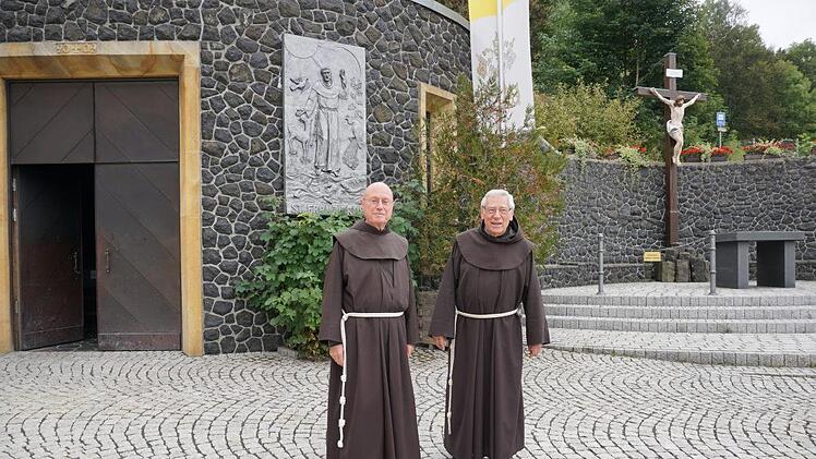 Pater Georg Andlinger (links) ist der neue Guardian des Klosters  Kreuzberg. Pater Martin Domogalla, bleibt weiterhin auf dem Heiligen  Berg der Franken. Foto: Marion Eckert