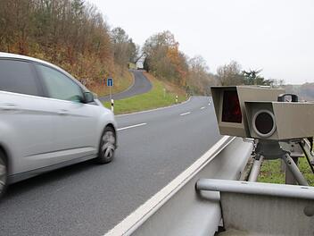 Gleich an mehreren Stellen wird regelmäßig die Beschränkung auf 60 Stundenkilometer auf der B 287 in Höhe von Trimberg kontrolliert. Im Einsatz ist dafür die Mess-Technik der Verkehrspolizeiinspektion Schweinfurt-Werneck. Foto: Ralf Ruppert
