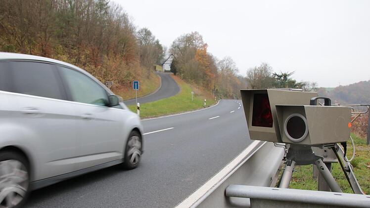Gleich an mehreren Stellen wird regelmäßig die Beschränkung auf 60 Stundenkilometer auf der B 287 in Höhe von Trimberg kontrolliert. Im Einsatz ist dafür die Mess-Technik der Verkehrspolizeiinspektion Schweinfurt-Werneck. Foto: Ralf Ruppert