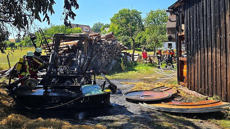 Schimmendorf: Traktorbrand auf Bauernhof sorgt f&uuml;r Gro&szlig;alarm