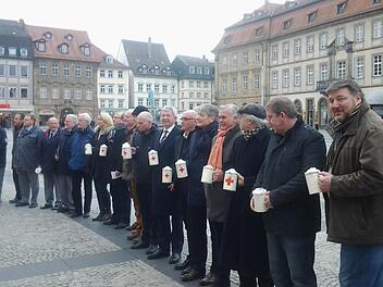 Über ein Dutzend bekannter Persönlichkeiten aus Bamberg und Umgebung beteiligten sich an der Sammelaktion von der Mediengruppe Oberfranken und dem Bayerischen Roten Kreuz Bamberg. Fotos: Sebastian Martin