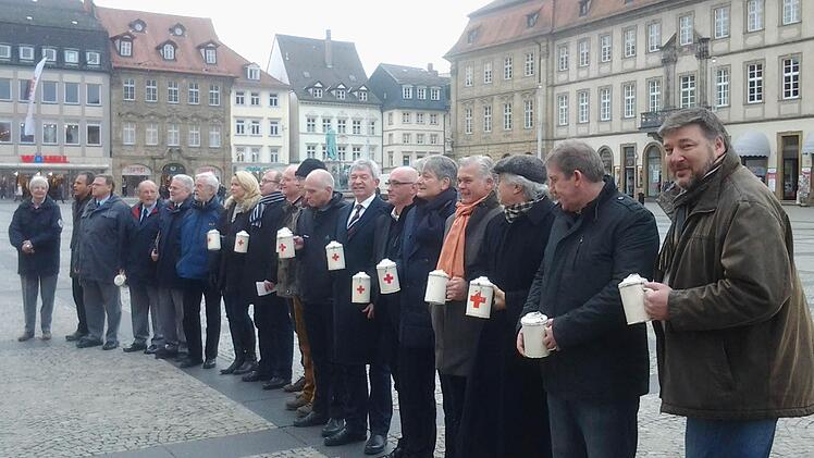 Über ein Dutzend bekannter Persönlichkeiten aus Bamberg und Umgebung beteiligten sich an der Sammelaktion von der Mediengruppe Oberfranken und dem Bayerischen Roten Kreuz Bamberg. Fotos: Sebastian Martin