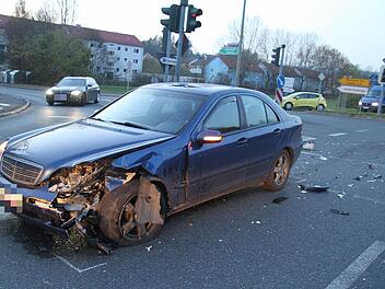 Wer hat den Unfall an der Petzmannsberger Kreuzung beobachtet? Die Kulmbacher Polizei sucht Zeugen. Fotos: Sonja Adam