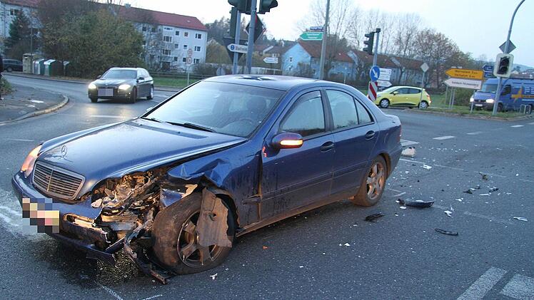 Wer hat den Unfall an der Petzmannsberger Kreuzung beobachtet? Die Kulmbacher Polizei sucht Zeugen. Fotos: Sonja Adam