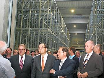 Durch die Hallen führte Herbert Ramming die Gäste Landrat Helmut Weiß (Neustadt/Aisch), Bundeslandwirtschaftsminister Christian Schmidt, Landtagsabgeordneten Hans Herold, Adolf Wedel (von links)  Foto: Evi Seeger