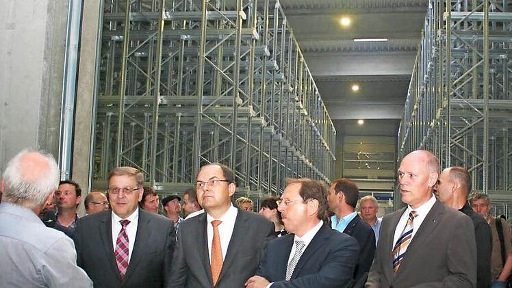 Durch die Hallen führte Herbert Ramming die Gäste Landrat Helmut Weiß (Neustadt/Aisch), Bundeslandwirtschaftsminister Christian Schmidt, Landtagsabgeordneten Hans Herold, Adolf Wedel (von links)  Foto: Evi Seeger