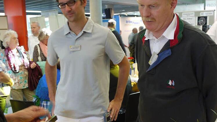 Oberarzt Malte Killisch (l.) und Uwe Lehmann gaben gerne Auskunft. Foto: Pauline Lindner