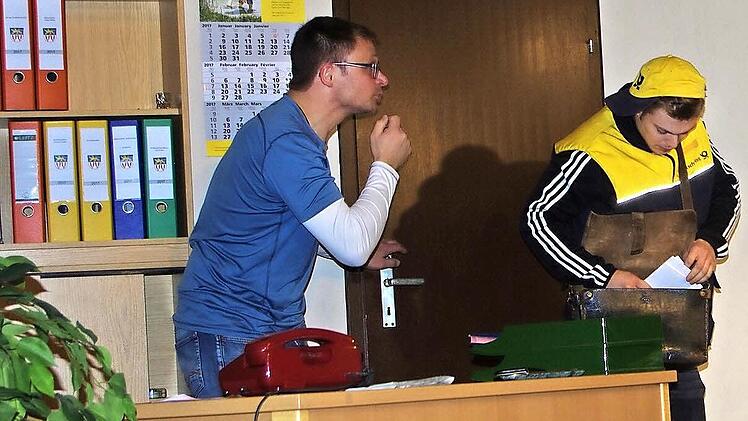Im Büro von Bürgermeister Reiner (Daniel Eidelloth, 2. von rechts) handelt das Lustspiel, zu dem die Theatergruppe aus Lahm und Hesselbach einlädt. Mit dabei sind dann auch Hausmeister Klausi (Alexander Hoderlein), der trottelige Postbote Tom (Lukas Engelhardt) und Sekretärin Regina (Bianca Schönmüller, von links). Foto: Hartmut Neubauer