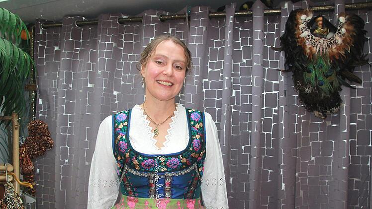 Dagmar Rosenbauers Mieder ist reich verziert. Foto: Julia Heimberger