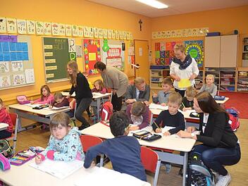 An der GS Stockheim helfen zwei Bufdis beim Unterricht. Davon überzeugte sich Bürgermeister Rainer Detsch. Von links Lena Schulz, Rektorin Astrid Kestel, Bürgermeister Rainer Detsch, Klassenleiterin Ruth Birkner, Annalena Nickol  Foto: K.- H. Hofmann