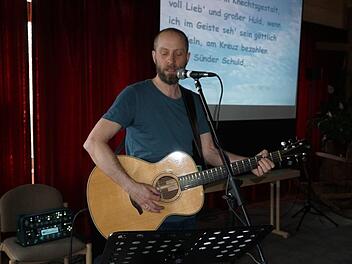 Winnie Schweitzer gab im Rahmen der Zeiträume Veranstaltung in den Tagungs- und Erholungszentrum Hohe Rhön ein Konzert mit Lobpreis-Songs als Vorbereitung auf Ostern. Foto: Marion Eckert