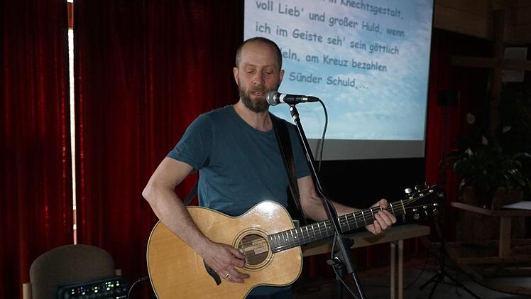 Winnie Schweitzer gab im Rahmen der Zeiträume Veranstaltung in den Tagungs- und Erholungszentrum Hohe Rhön ein Konzert mit Lobpreis-Songs als Vorbereitung auf Ostern. Foto: Marion Eckert