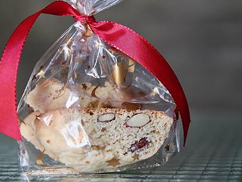 Mit winterlichen Cantuccini kannst du dir und deinen Mitmenschen die Adventszeit versüßen.