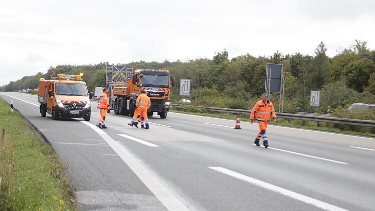 Stauende übersehen: Kleintransporter rast in LKW