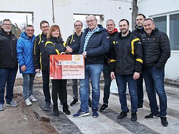 Das Vorstandsteam des RSC Oberhaids hat dem FC Oberhaid einen symbolischen Scheck im abgebrannten Saal des Vereinsheims übergeben.