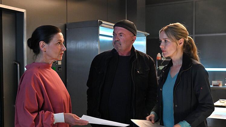 Dr. Simkeit (Eva Sixt, links) kl&auml;rt Otto Garber (Florian Martens) und Linett Wachow (Stefanie Stappenbeck) &uuml;ber ihre Erkenntnisse auf.