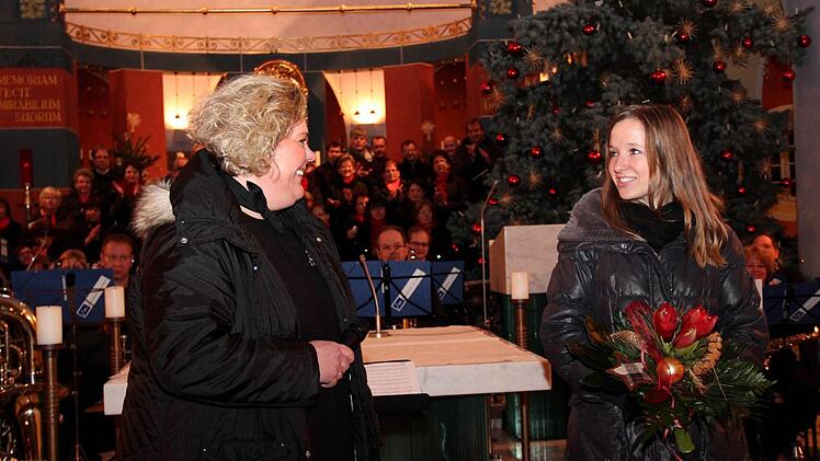 Heidi Völlner, Chefin der Musikanten, bedankt sich bei Kathrin Ilg.