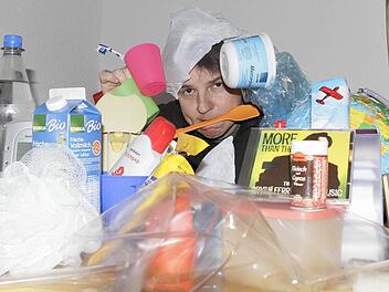 Löffel, Decke, CD, Becher, Flasche, Tüte: Der homo polyethylensis hat einen Plas-Tick. Redakteur Jochen Nützel will dem in der Fastenzeit für sieben Wochen entkommen. Foto: privat
