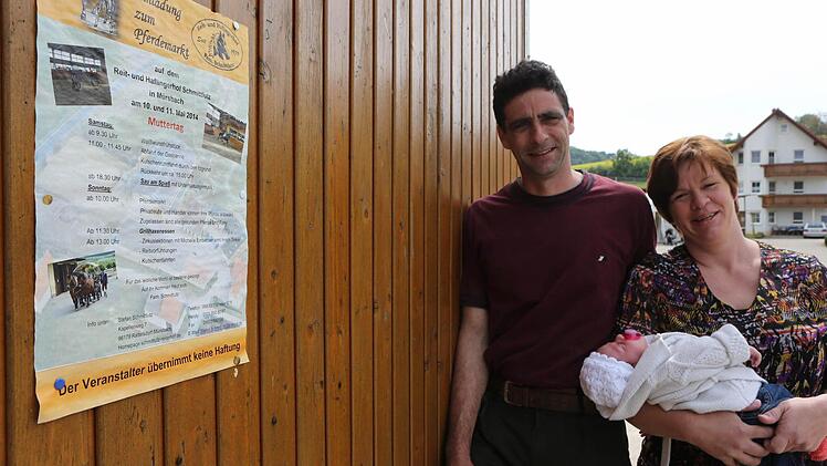 Die Plakate hängen: Stefan Schmittlutz mit Ehefrau Anita und der jüngsten Tochter Anna