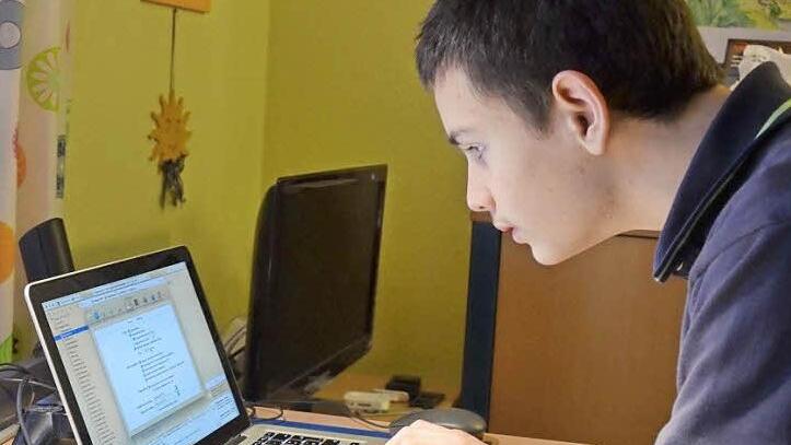 Florian Matouschek bei seiner Lieblingsbeschäftigung: Tüfteln am PC.  Foto: privat
