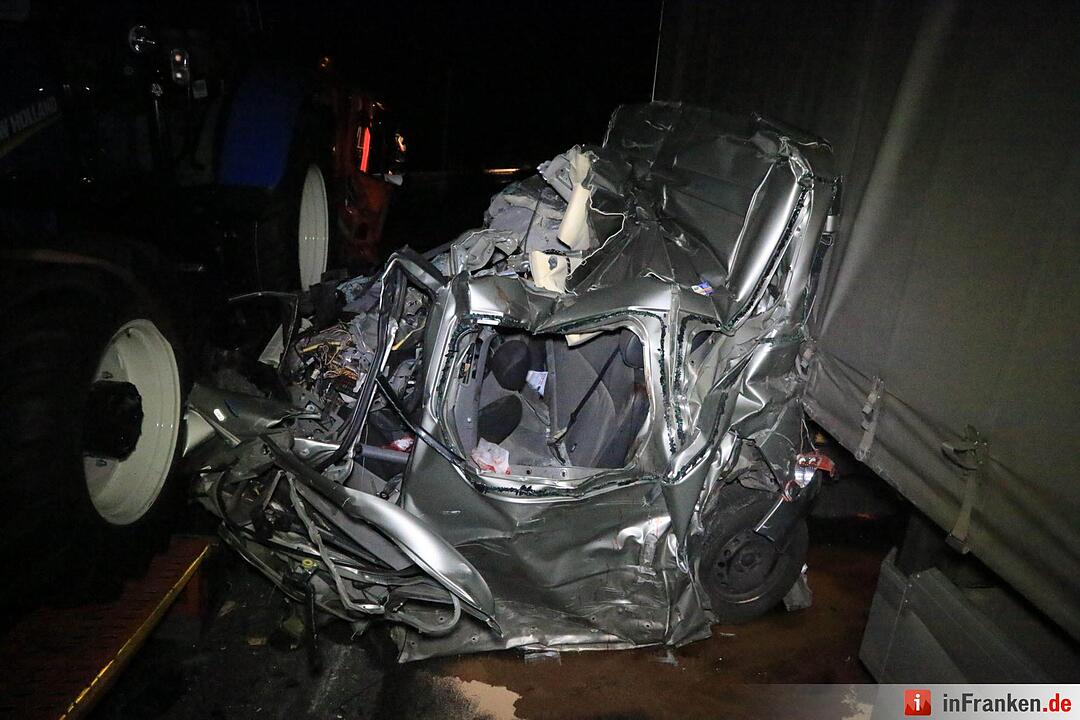 Transporter zwischen Lkw eingeklemmt