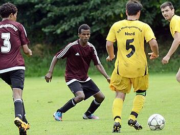Der ASV Herzogenaurach (rot) spielte mit fünf Flüchtlingen. Im Duell um den vorletzten Platz hatte das Team gegen den SC Herzogenaurach-Nord das Nachsehen. Foto: herzopress