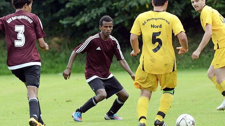 Der ASV Herzogenaurach (rot) spielte mit fünf Flüchtlingen. Im Duell um den vorletzten Platz hatte das Team gegen den SC Herzogenaurach-Nord das Nachsehen. Foto: herzopress