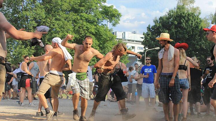 Tanzen bis der Staub wirbelt an der Musikbox zwischen Zeppelin- und Parkbühne. Foto: Dominic Buckreus