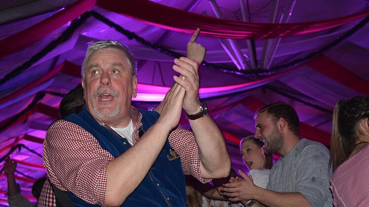 Beim "Vogelbeerbaum" hält es auch Oberbürgermeister Norbert Tessmer (SPD) nicht auf der Bierbank. Foto: Daniela Pondelicek