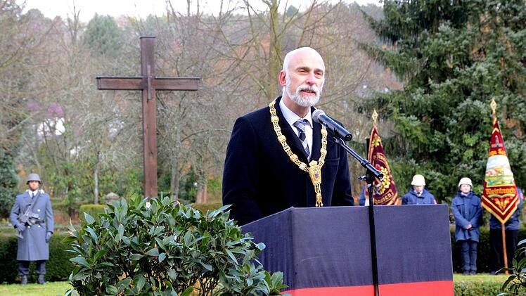 Oberbürgermeister Kay Blankenburg erinnert an die Toten des Zweiten Weltkriegs. Foto: Peter Rauch