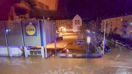 Die Maximilianstraße in Nürnberg stand am Samstagabend unter Wasser. Fotos: News5/Friedrich