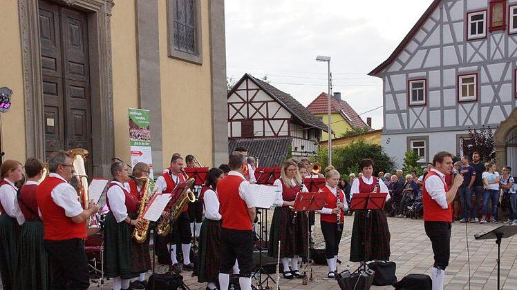 Mit einer Serenade unter freiem Himmel beeindruckte die Jugendblaskapelle Großwenkheim vor dem "Dom der Vorrhön". Foto: Anton Then