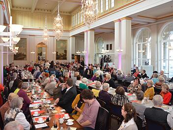 Zur Seniorenadventsfeier mit Kaffee und Kuchen luden Stadt und Seniorenbeirat die Senioren der Kissinger Kernstadt ins Kurgartencafé.  Foto: Peter Rauch