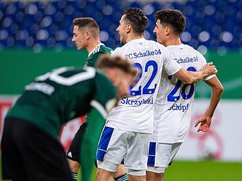Schalkes Alessandro Sch&ouml;pf (rechts) bejubelt eines seiner beiden Tore mit Steven Skrzybski. Ungachtet der Niederlage boten die viertklassigen Schweinfurter aber eine starke Leistung. Foto: Guido Kirchner/dpa