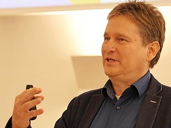 Prof. Manfred Miosga mahnte, in Sachen Klimaschutz einen Wandel auf lokaler Ebene anzusto&szlig;en.