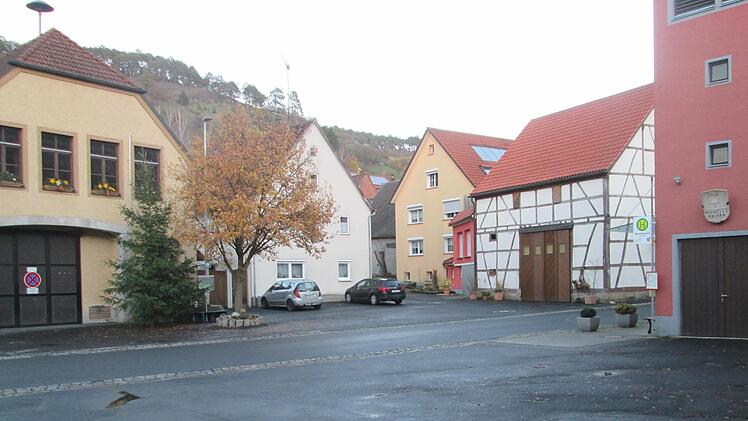 Die beiden Dorfplätze zu einem barriere-freien, sozialen Begegnungs Raum zusammenzufügen ist eine weitere Idee, die mit Fördermitteln aus dem Programm "Urbane Räume"  realisiert werden könnte.