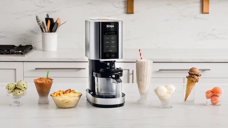 Die Eismaschine von Ninja ermöglicht cremiges Eis, Sorbet oder Frozen Yogurt in kurzer Zeit. Ideal für kreative Dessertideen.