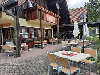 Gem&uuml;tliche Gastst&auml;tte mit Au&szlig;enterrasse und Tischen im Freien. Einladend f&uuml;r Camper, um fr&auml;nkische K&uuml;che zu genie&szlig;en. Ideal f&uuml;r gesellige Abende in entspannter Atmosph&auml;re.
