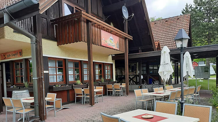 Gem&uuml;tliche Gastst&auml;tte mit Au&szlig;enterrasse und Tischen im Freien. Einladend f&uuml;r Camper, um fr&auml;nkische K&uuml;che zu genie&szlig;en. Ideal f&uuml;r gesellige Abende in entspannter Atmosph&auml;re.