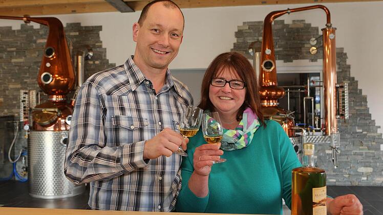 Thomas und Petra Fleischmann mit ihren Whiskys. Foto: Barbara Herbst