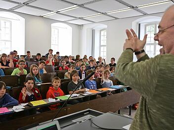 Professor Martin Haase zeigte am Samstag bei der Kinder-Uni-Vorlesung an der Universität Bamberg, wie das Zählen in der Gebärdensprache geht.  Fotos: Barbara Herbst