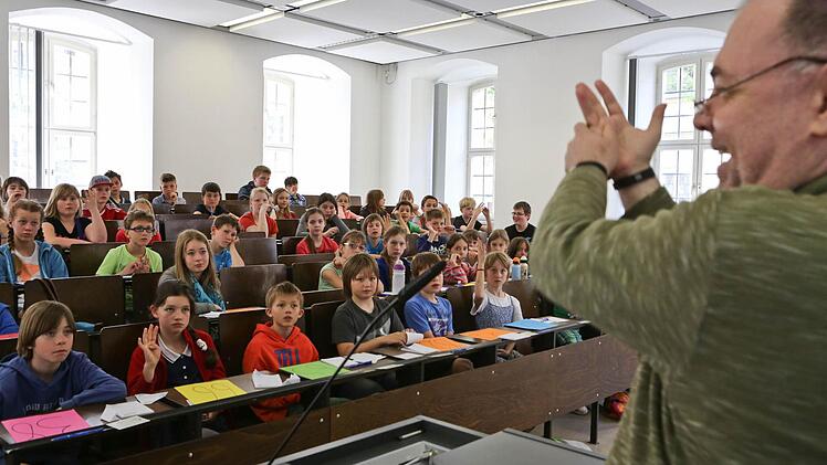 Professor Martin Haase zeigte am Samstag bei der Kinder-Uni-Vorlesung an der Universität Bamberg, wie das Zählen in der Gebärdensprache geht.  Fotos: Barbara Herbst