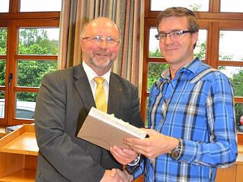 Bürgermeister Egon Herrmann überreichte Matthias Doppel ein Präsent.  Foto: K.- H. Hofmann